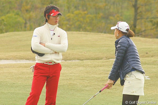 ラウンド中、上田桃子が何度も石川遼にスイングのアドバイスを求めていた