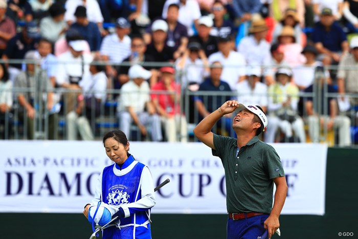 勝利を決めると空を見上げた。「きょうは楽に勝ちたかった」と池田勇太 2018年 アジアパシフィック選手権ダイヤモンドカップゴルフ 最終日 池田勇太
