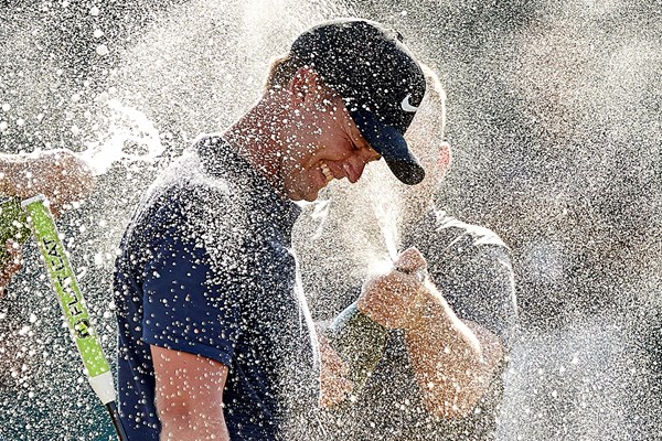 仲間から祝福されるトム・ルイス（Quality Sport Images／Getty Images）