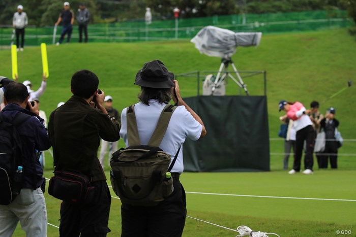 練習日はギャラリーも撮影OK。本格的なカメラを持った人も 2018年 日本女子オープンゴルフ選手権競技 事前 カメラマン