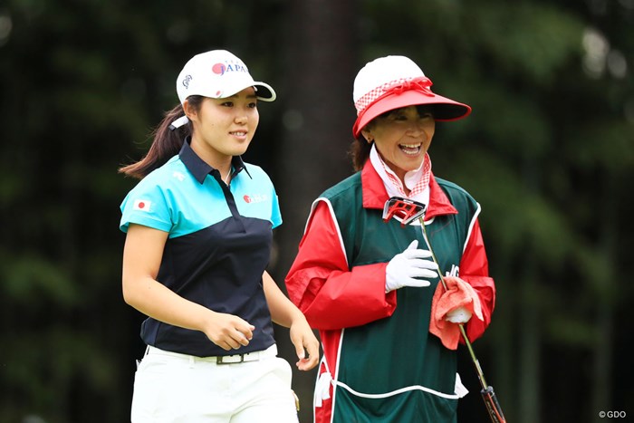 キャディさんのほうが大喜び 2018年 日本女子オープンゴルフ選手権競技 初日 古江彩佳