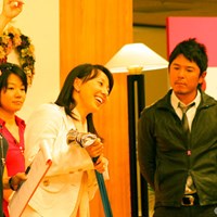 愛用のクラブを出品した東尾理子は「このクラブだと良く飛びますよ」とアピール ゴルフネットワーク ピンクリボン チャリティトーク2009 東尾理子