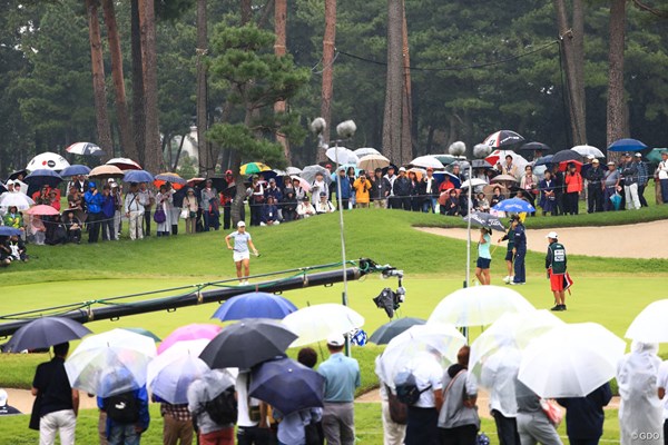2018年 日本女子オープンゴルフ選手権競技 3日目 最終組 8番グリーンもギャラリーに囲まれてま~す