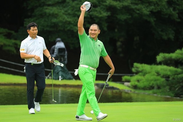 参戦4年目で初勝利 キューのオリジナルキャップには 1試合限定スポンサー も 国内男子ツアー Jgto Gdo ゴルフダイジェスト オンライン