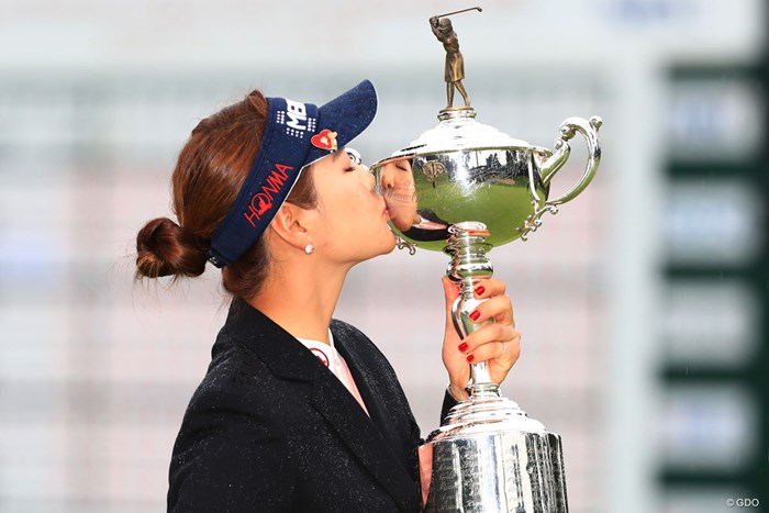 優勝カップにチュ！ 2018年 日本女子オープンゴルフ選手権競技 最終日 ユ・ソヨン