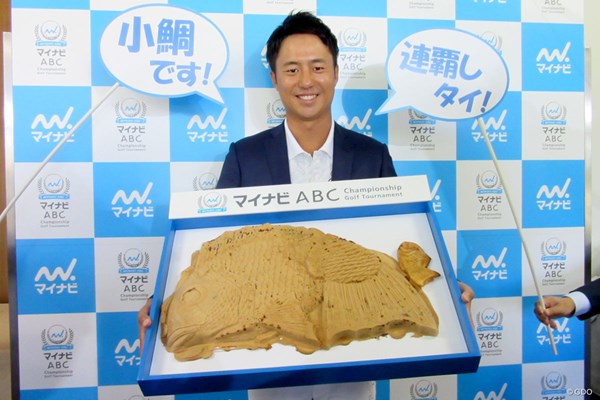 “世界一大きい鯛焼き”を手に、地元大会連覇へ意気込んだ小鯛竜也