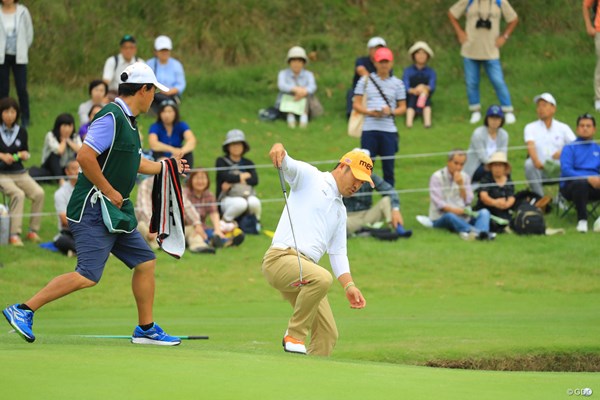 2018年 日本オープンゴルフ選手権競技 初日 チェ・ホソン ラインを読もうとしたらバンカーに転がり落ちる虎さん。虎さん、どんだけ面白いんだ！
