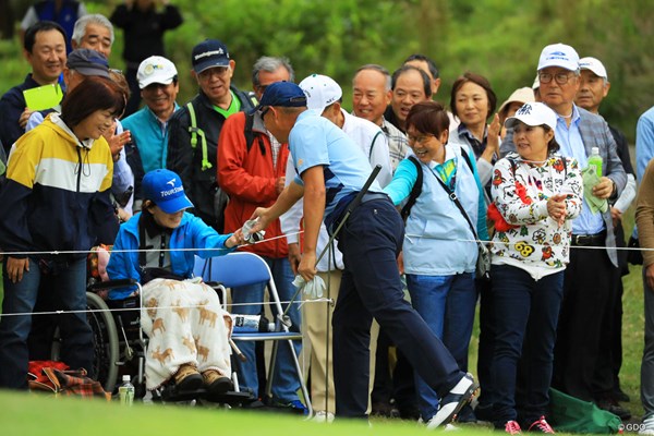 2018年 日本オープンゴルフ選手権競技 2日目 谷口徹 車椅子の女性を見つけてグローブをプレゼントする優しい谷口さん。
