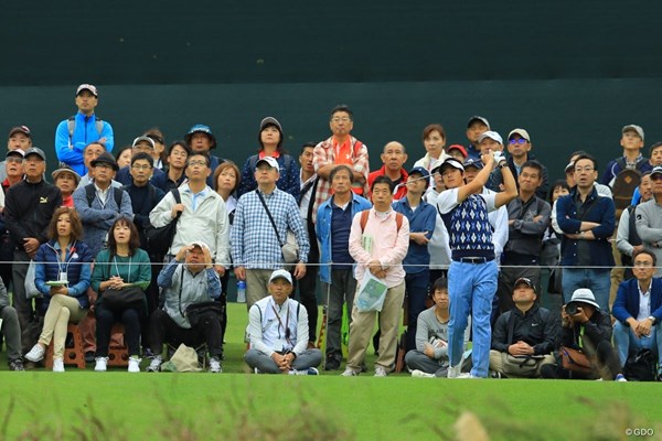2018年 日本オープンゴルフ選手権競技 3日目 石川遼 練習を続ける石川を見つめる観客のためにギャラリーバスの最終便が延発された