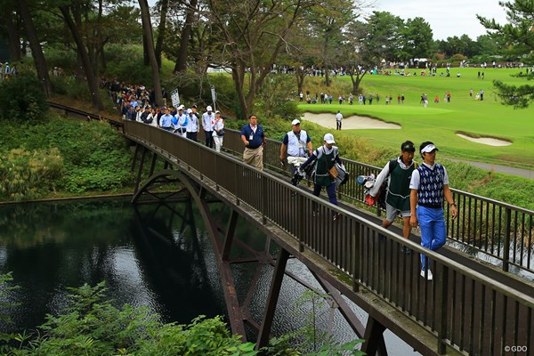 2018年 日本オープンゴルフ選手権競技 3日目 石川遼 カメラマンって、何故か橋が好きなのよねぇ。