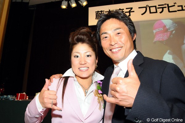 2009年 ホットニュース 藤本麻子 発起人の一人である阪神タイガースの桧山進次郎選手とツーショット！