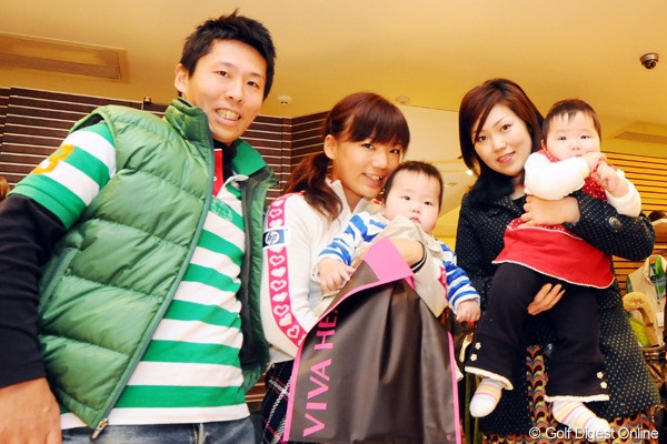 2009年 ビバハートショップ神戸店 有村智恵 家族連れのお客さんもたくさん訪れた。双子の赤ちゃんにチエちゃんのテンションもUP！