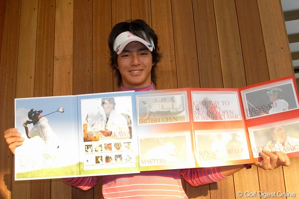 石川遼／09年12月28日 年明けに発売される切手ブックを手に笑顔の石川遼