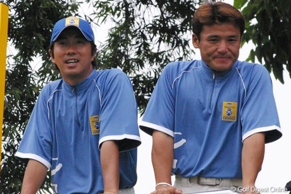 2005年 ダイナスティカップ 初日 深堀圭一郎 丸山茂樹 試合には敗れた深堀＆丸山だが、後続の健闘を笑顔で見つめていた