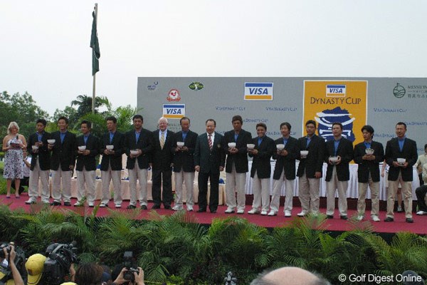 2005年 ダイナスティカップ 最終日 2大会連続で大敗を喫してしまった日本チーム。表彰式にて