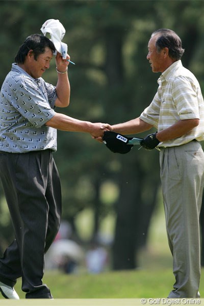 2005年 中日クラウンズ 2日目 青木功 尾崎将司 10年ぶりに出場した青木功（右）とホールアウト後に握手を交わすジャンボ尾崎