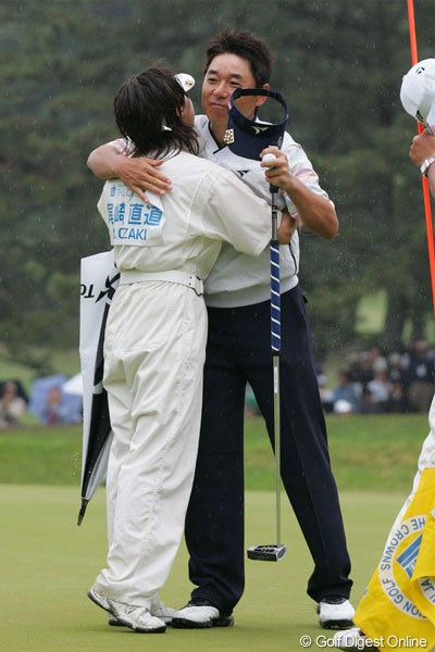 2005年 中日クラウンズ 最終日 尾崎直道 プレーオフを制しキャディと抱き合う尾崎直道