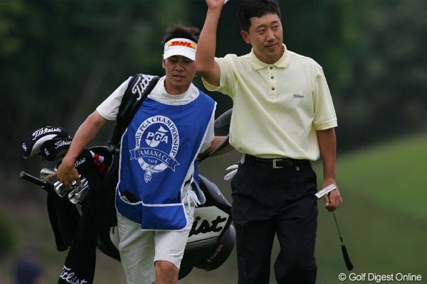 2005年 日本プロゴルフ選手権大会 3日目 S.K.ホ 18ホール終了後、観客の声援に応えるS.K.ホ