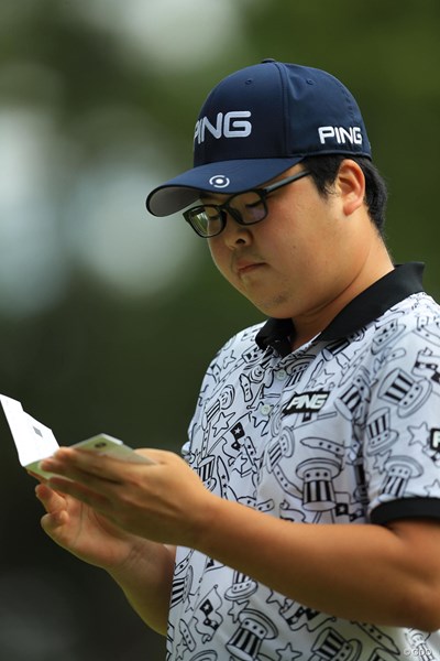2018年 ブリヂストンオープンゴルフトーナメント 3日目 ハン・ジュンゴン 勉強しているように見えなくもない。