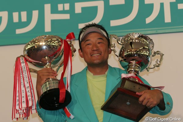 長いウイニングパットを沈めた野上貴夫。自身の誕生日にツアー初優勝を飾ることができた