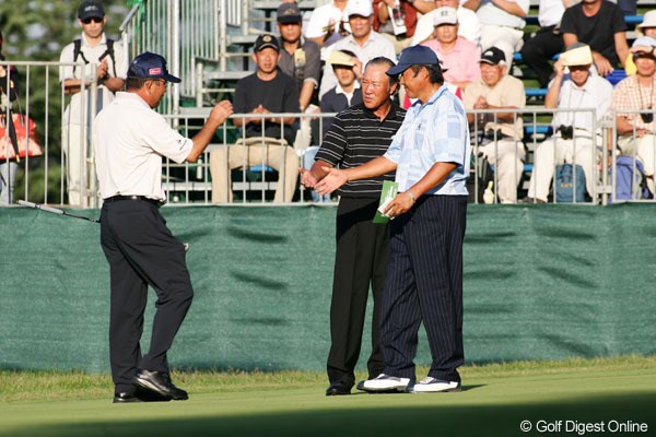 2005年 日本オープンゴルフ選手権競技 初日 中嶋常幸 青木功 尾崎将司 大勢のギャラリーを引きつれ、18ホールを終えた中嶋（左）、青木（中）、ジャンボ（右）