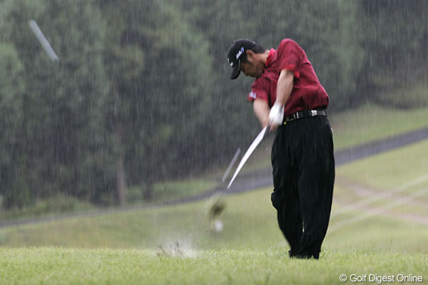 雨の中、4ストローク伸ばし3アンダーで首位タイに浮上した伊沢利光 2005年 日本オープンゴルフ選手権競技 3日目 伊沢利光