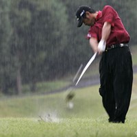 雨の中、4ストローク伸ばし3アンダーで首位タイに浮上した伊沢利光 2005年 日本オープンゴルフ選手権競技 3日目 伊沢利光