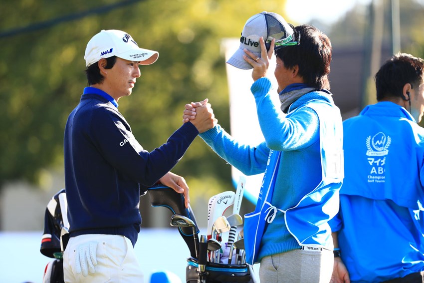 スタート前 佐藤キャディと 気合だ ってね 18年 マイナビabcチャンピオンシップ 最終日 石川遼 フォトギャラリー Gdo