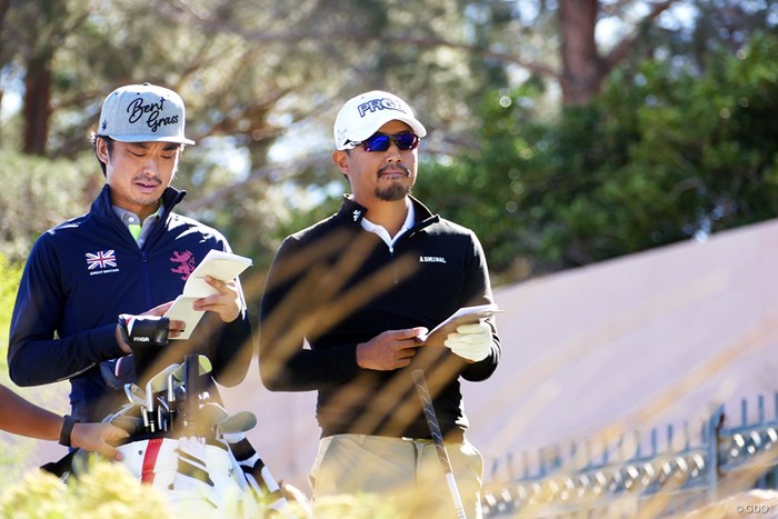 キャディを務める野田早人さんとは学生時代からの友人。ともにゴルフの腕を磨いた仲だという 2019年 シュライナーズホスピタルforチルドレンオープン 事前 小平智