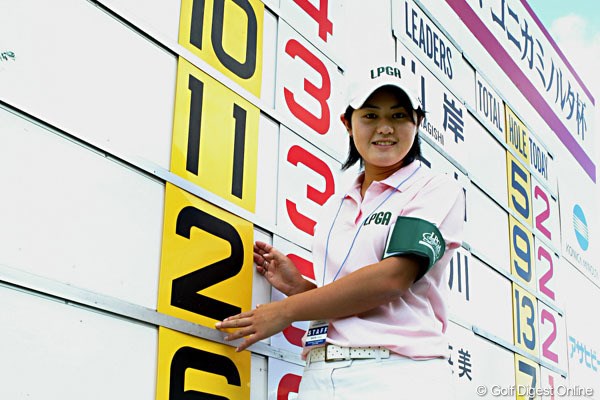 2005年 日本女子プロゴルフ選手権大会コニカミノルタ杯 初日 諸見里しのぶ 新人の恒例であるトーナメントのお手伝いをしている諸見里しのぶ