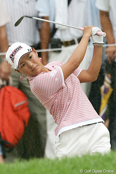 2005年 日本女子プロゴルフ選手権大会コニカミノルタ杯 最終日 横峯さくら ショットを曲げながらも粘りのゴルフで3位タイに入った横峯さくら