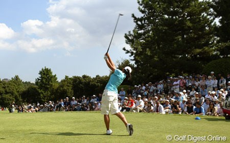 2005年 日本女子オープンゴルフ選手権競技 初日 宮里藍 初日（木曜日）というのに、このギャラリー数！もちろん一番人気は宮里藍でした。