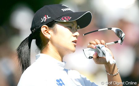 2005年 日本女子オープンゴルフ選手権競技 3日目 宮里藍 この日のラウンドは目標をイーブンパーに変更した宮里。無理に攻めることもなく安定したラウンドだった