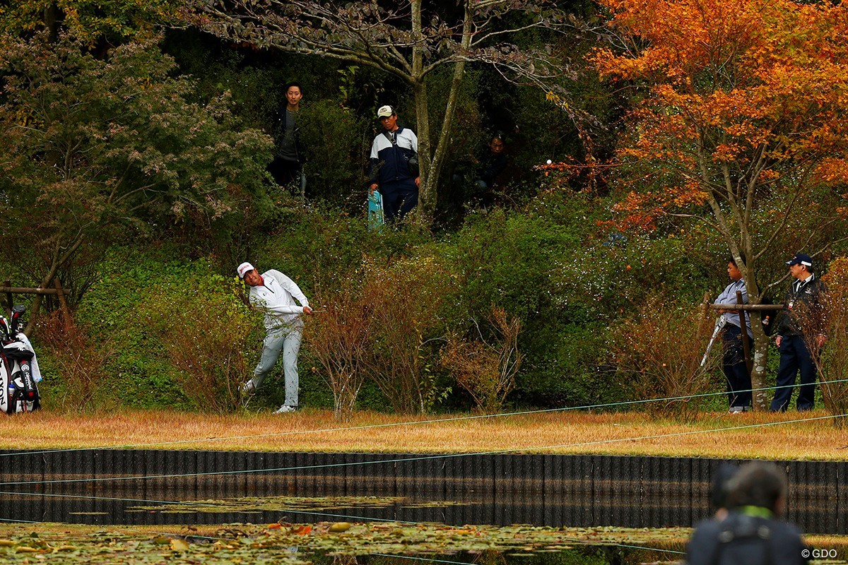 雨中に乱れたショット 松山英樹はスコアを落とす