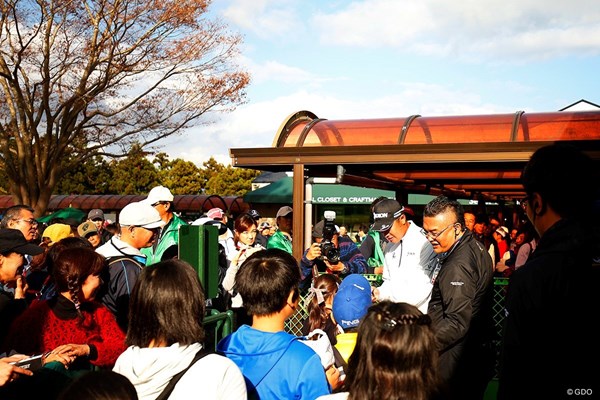 2018年 三井住友VISA太平洋マスターズ 3日目 松山英樹 練習を終え、ギャラリーのサインに応じる松山英樹