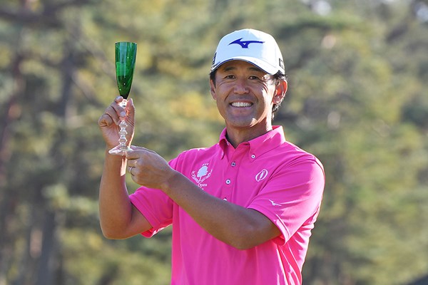 今季2勝目を飾った鈴木亨 ※画像提供：日本プロゴルフ協会