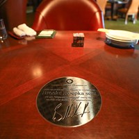 フェニックスカントリークラブのレストランにできたブルックス・ケプカの記念プレートが埋め込まれた座席 2018年 ダンロップフェニックストーナメント 事前 ブルックス・ケプカの専用席