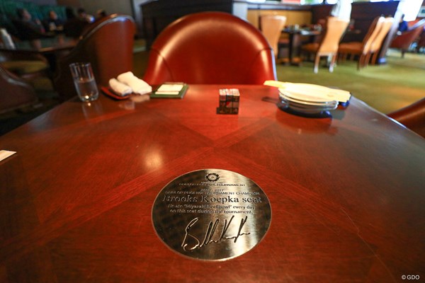 フェニックスカントリークラブのレストランにできたブルックス・ケプカの記念プレートが埋め込まれた座席