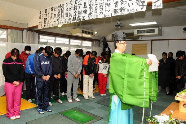 2010年 江連忠ゴルフアカデミー始動 諸見里、上田ら門下生たち 頭を下げて神主さんの祝詞を聞く。左から諸見里、江連、清田、岩田、井殿、上田