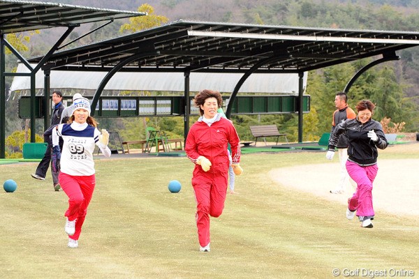 2010年 江連忠ゴルフアカデミー始動 上田桃子＆諸見里しのぶ 長距離はモモチより断然速いしーちゃんだが、どうもダッシュは苦手のようで・・・