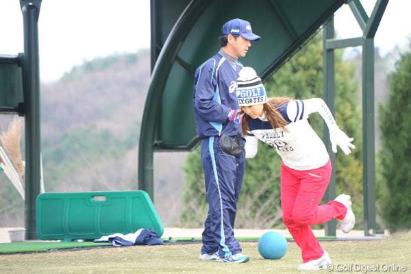 2010年 江連忠ゴルフアカデミー始動 上田桃子 今年は開幕ダッシュを狙っているという桃子の今年初ダッシュ！