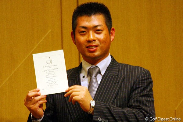 2010年 ホットニュース 池田勇太 マスターズの招待状を手にする池田勇太。怪我の完治させ2月から本格調整に入る予定だ