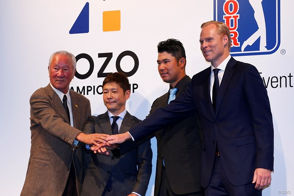 PGAツアー「ZOZO CHAMPIONSHIP」の開催を発表する前澤友作ZOZO社長（左から2人目）、松山英樹ら