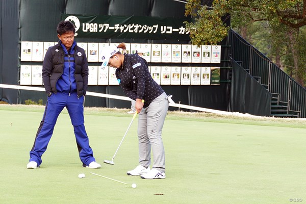 2018年 LPGAツアー選手権リコーカップ 事前 鈴木愛 鈴木愛は練習場でパットの最終調整。高麗グリーンを攻略できるか