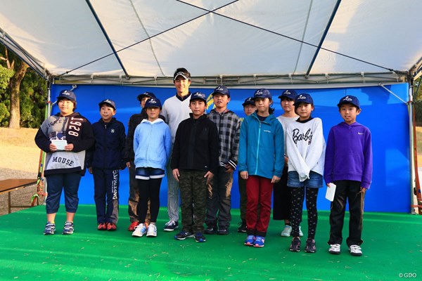 2018年 カシオワールドオープンゴルフトーナメント 初日 石川遼 電子辞書の贈呈式にて子供たちとフォトセッション