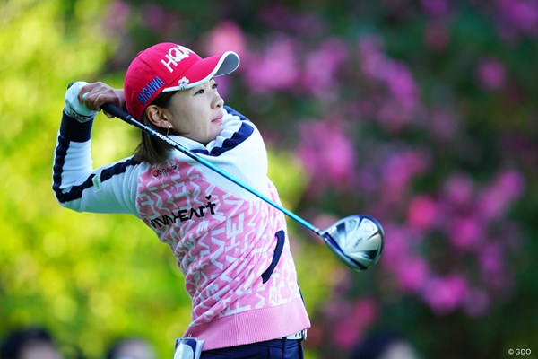 2018年 LPGAツアー選手権リコーカップ 2日目 永井花奈 背景の花に、ウェアをコーディネイトした？