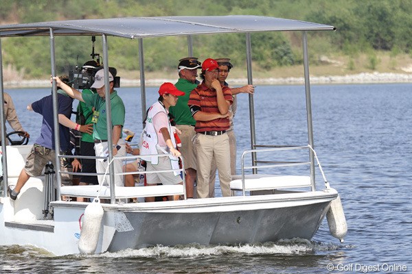 2010年 ザ・ロイヤルトロフィ最終日 石川遼 池ポチャした石川にとっては、8番グリーンまでは傷心の船旅か