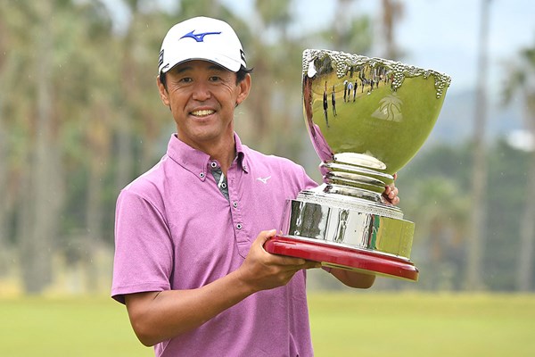 今季3勝目で2018年シーズンを締めくくった鈴木亨 ※提供：日本プロゴルフ協会