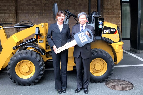 2018年 CATレディース 最終日 大里桃子 建設機械を贈呈した大里桃子（左）と蒲島郁夫・熊本県知事