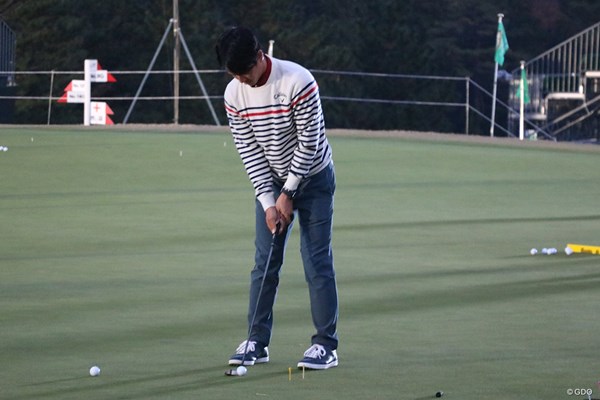 2018年 ゴルフ日本シリーズJTカップ 事前 石川遼 石川遼はプロアマ戦をプレー後、暗闇の中パターの練習をした